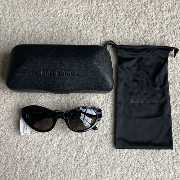 Balenciaga Accessories - Balenciaga 52mm cat eye sunglasses BB0250S